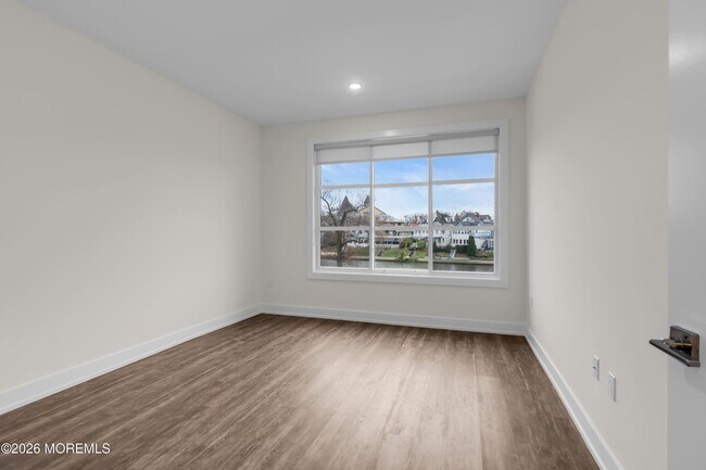 Building Photo - 521 Lakeview Ave