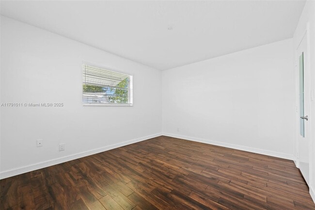 Building Photo - 910 SW 6th Ave