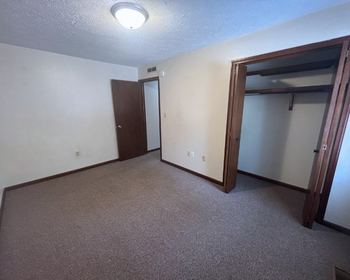 Building Photo - 509 Oak Glen Dr