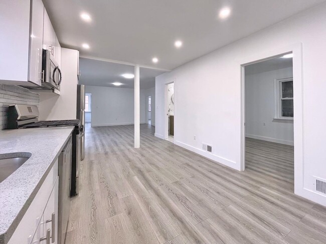 Building Photo - 389 Monmouth St