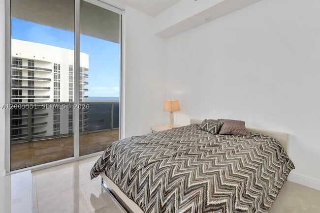 Building Photo - 15811 Collins 4002