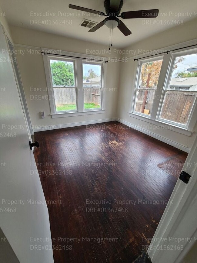 Building Photo - 3 bedroom/ 2 bathroom house located in East Bakersfield near a hospital and an elementary school.