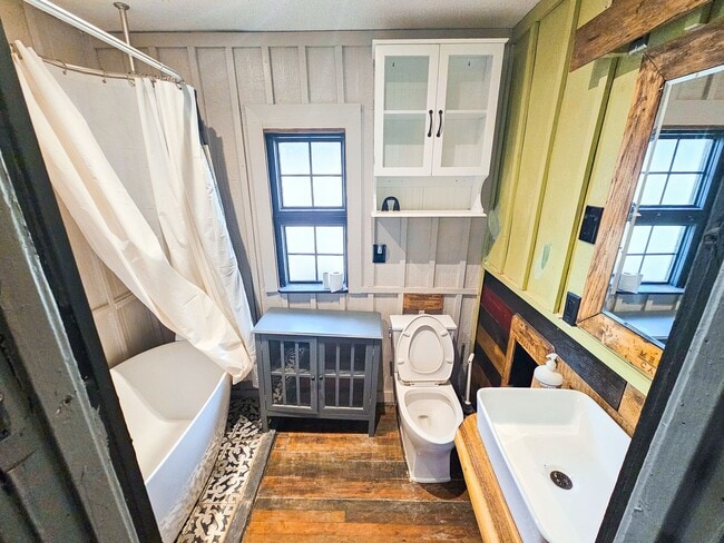 Building Photo - 2523 E 18th St