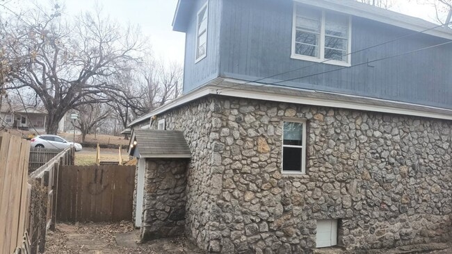 Building Photo - 606 N Lincoln Ave