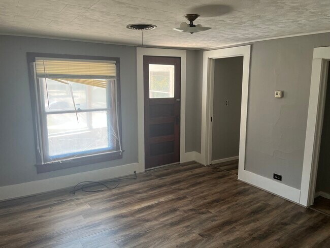 Building Photo - 915 Main St E