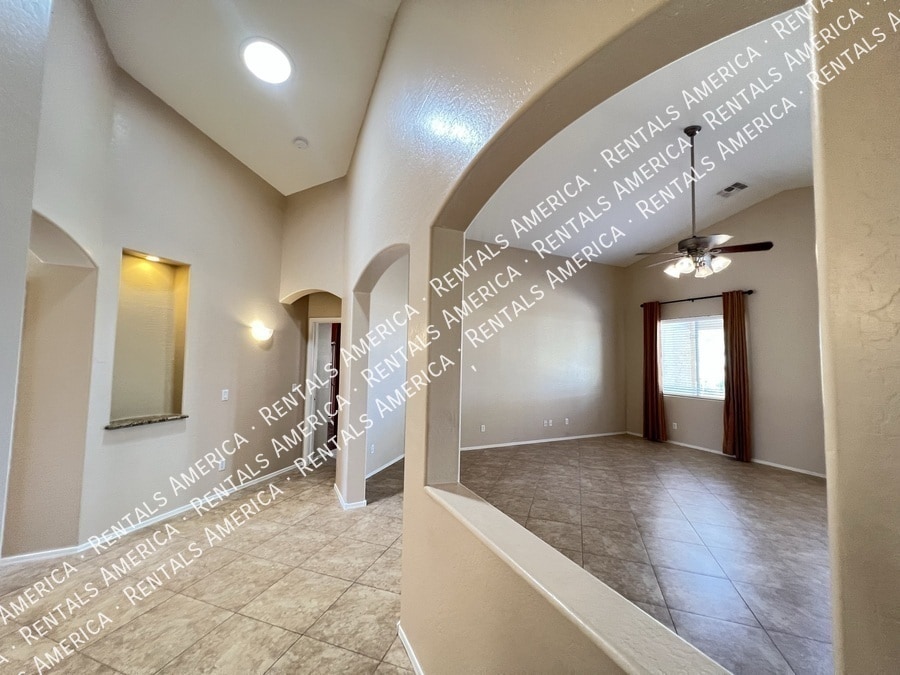 Building Photo - 1536 E Fontana Dr