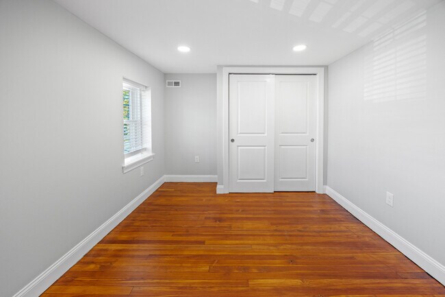 Building Photo - 733 E Elm St