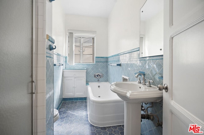 Building Photo - 201 S Poinsettia Pl