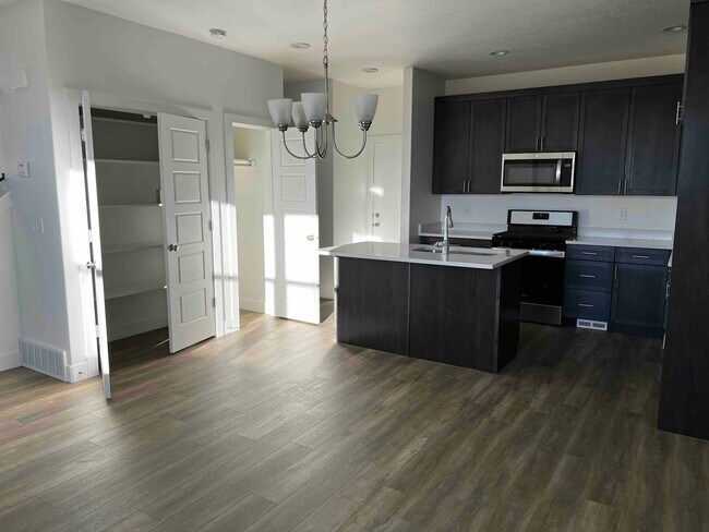 Building Photo - 2021 S Sawmill Blvd
