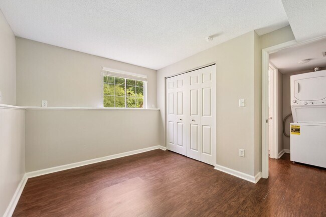 Building Photo - 2421 Camellia Dr
