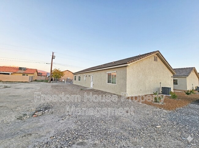 Building Photo - 1111 Sixshooter Ave