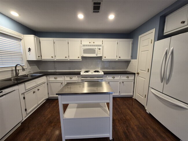Building Photo - 330 Holiday Ln