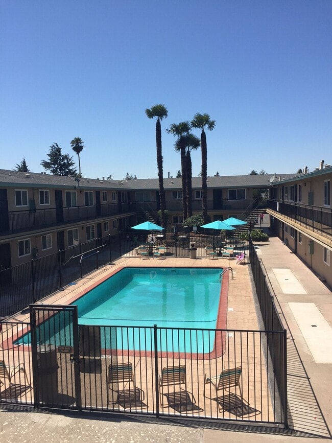 Primary Photo - 1 bedroom apartment with off street parking