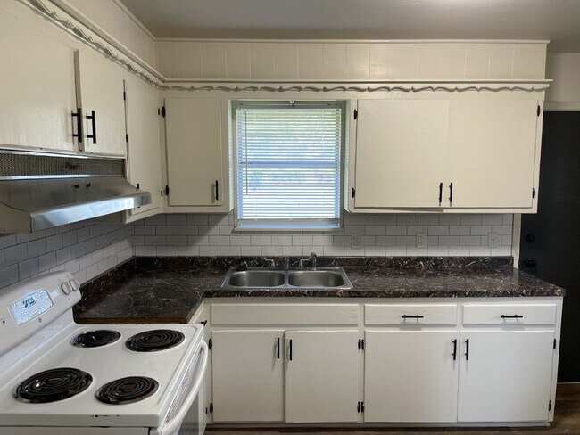 Building Photo - 3 Bedroom in Bethany