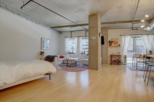 Building Photo - 1610 Little Raven St