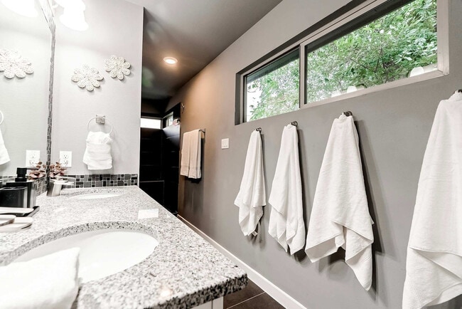 Building Photo - 2002 Rosewood Ave