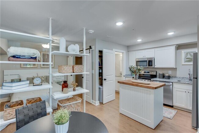 Building Photo - 710 Jesse Jewell Pkwy SE