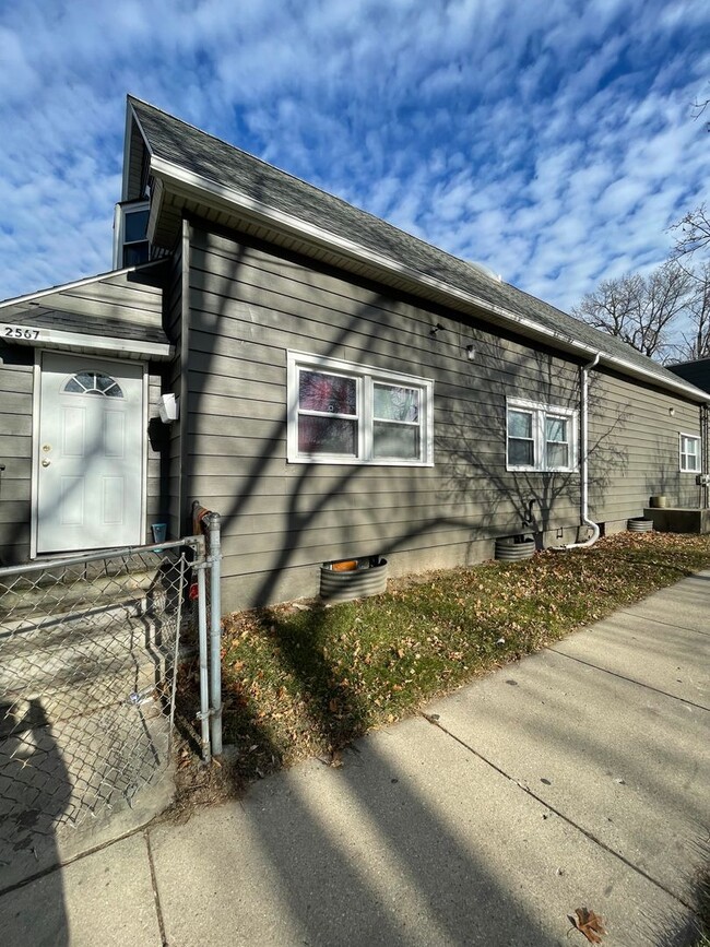 Primary Photo - 2567 S 9th Pl