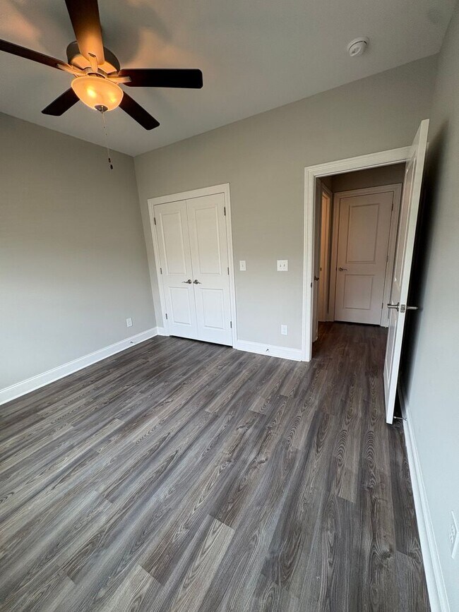 Building Photo - LUXURY TOWNHOME  IN THE CENTER OF MANCHESTER!