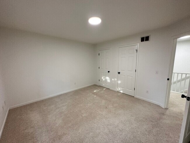 Building Photo - Grandville Condo 3 Bedroom and 2.5 Bathrooms