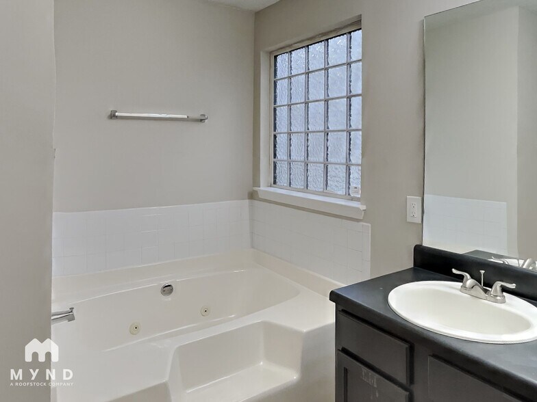 Building Photo - 2772 Live Oak Trail