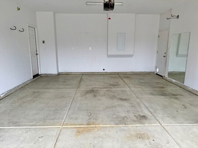 Building Photo - 3 Bedroom 2 Bathroom in NE Visalia!