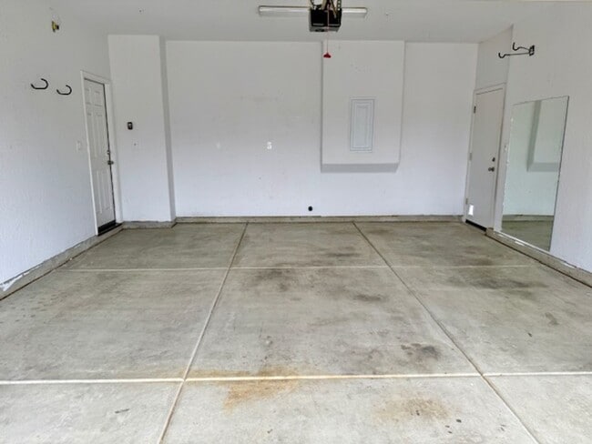 Building Photo - 3 Bedroom 2 Bathroom in SE Visalia!