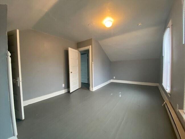 Building Photo - Two bedroom, one bathroom single home in D...