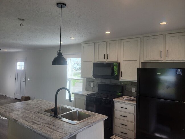 Building Photo - 45 Swan Ln