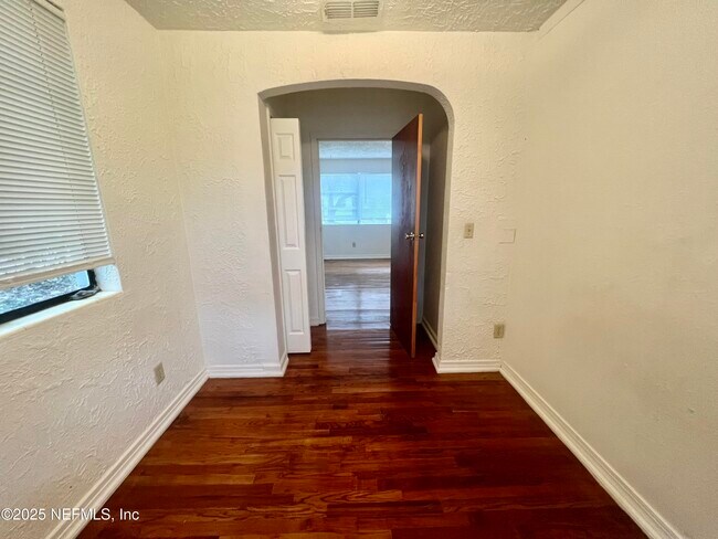 Building Photo - 3340 Sunnybrook Ave N