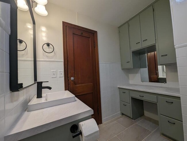 Building Photo - 130 13th Ave E