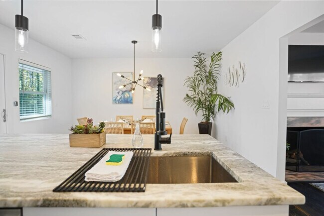 Building Photo - 2234 Edgemore Dr SE