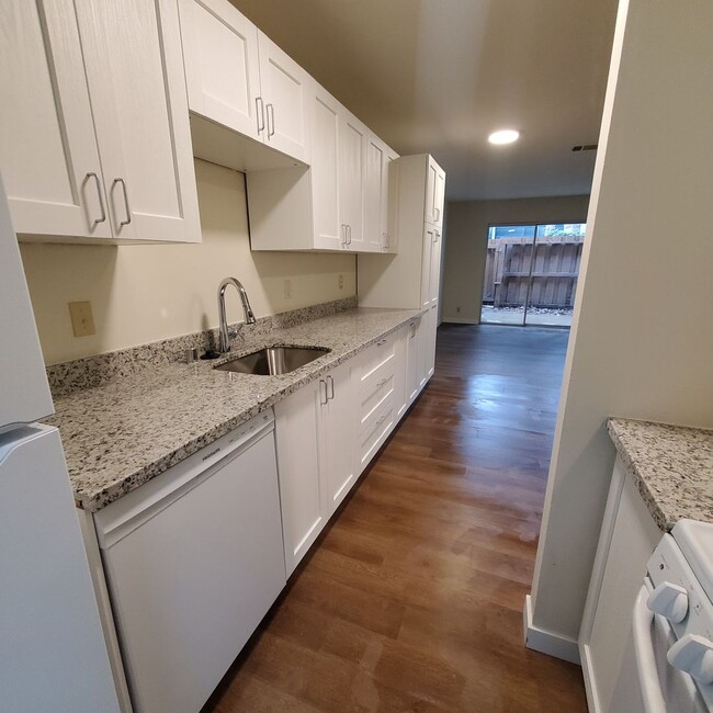 Building Photo - Remodeled 2bd/1ba 2 Story Condo Near Heart...