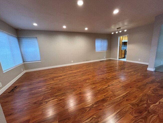 Building Photo - Beautifully Updated 4-Bedroom Home in Came...