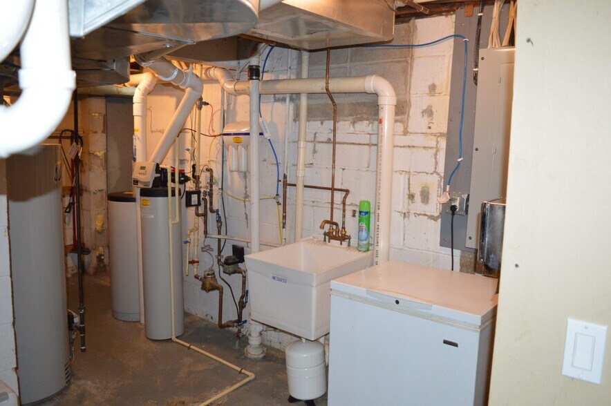 Building Photo - 7002 Hubbard Ave