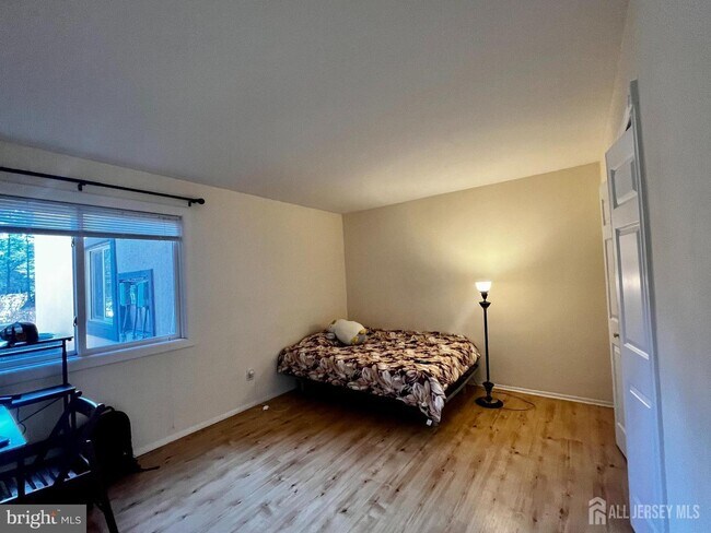 Building Photo - 2112 Sayre Dr