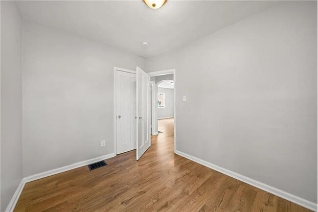 Building Photo - 926 E 19th Ave