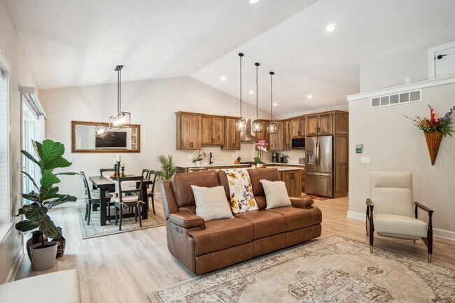 Primary Photo - 6215 Hilltop Ct