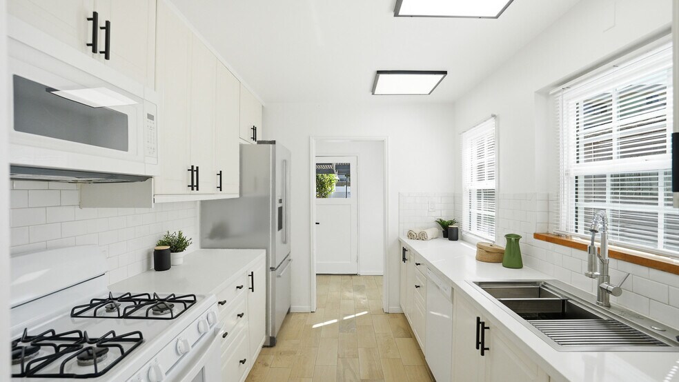 Building Photo - 3936 S Victoria Ave