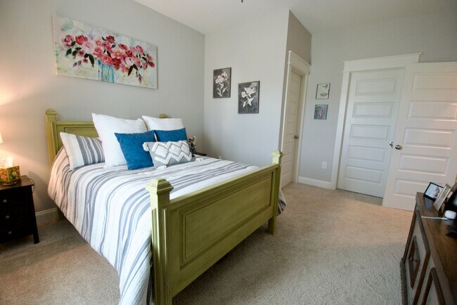 Building Photo - 3 Bed 3.5 Bath Luxury Townhome in Convenient Location!