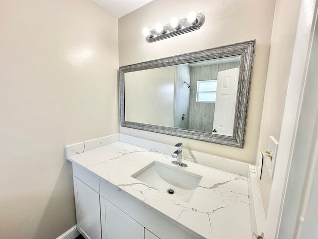 Building Photo - ** CENTRAL NAPLES **4 BED / 2 BATH ** POOL**PETS OK**ANNUAL RENTAL**