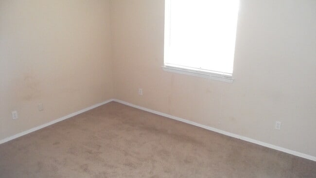 Building Photo - East El Paso 3 bed Refrig A/C!