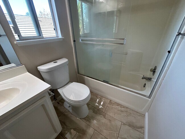 Building Photo - Nice home in Turlock