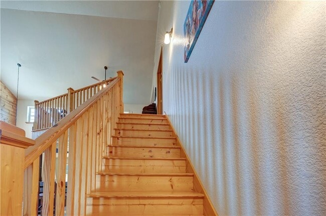 Building Photo - 495 Chicory Dr E