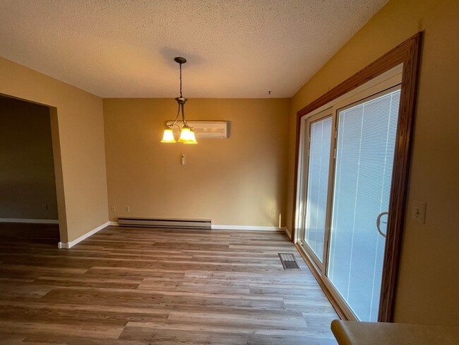 Building Photo - 2 bd/1.5 Bath Townhome FOR RENT!!