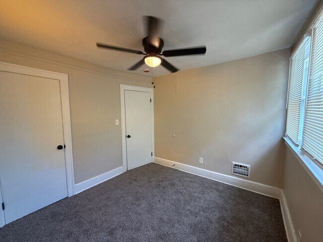 Building Photo - This beautifully updated 3-bedroom, 1-bath...