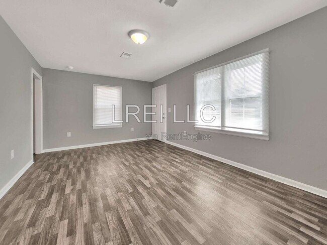 Building Photo - 4401 Sunset Ave