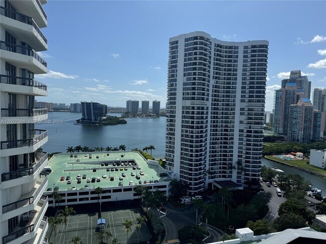 Building Photo - 3500 Mystic Pointe Dr
