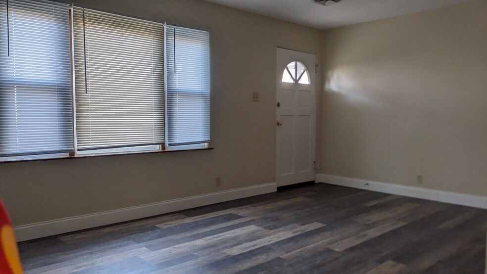 Building Photo - 303 E Adams St