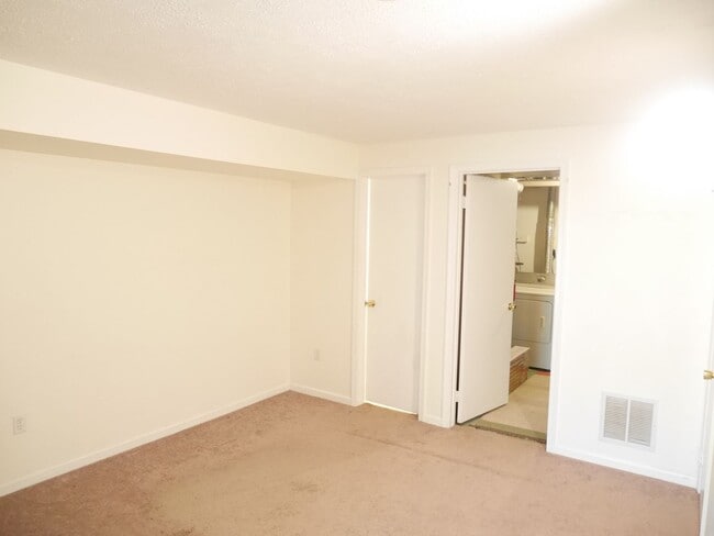 Building Photo - Jessup Townhome- Move-in Ready